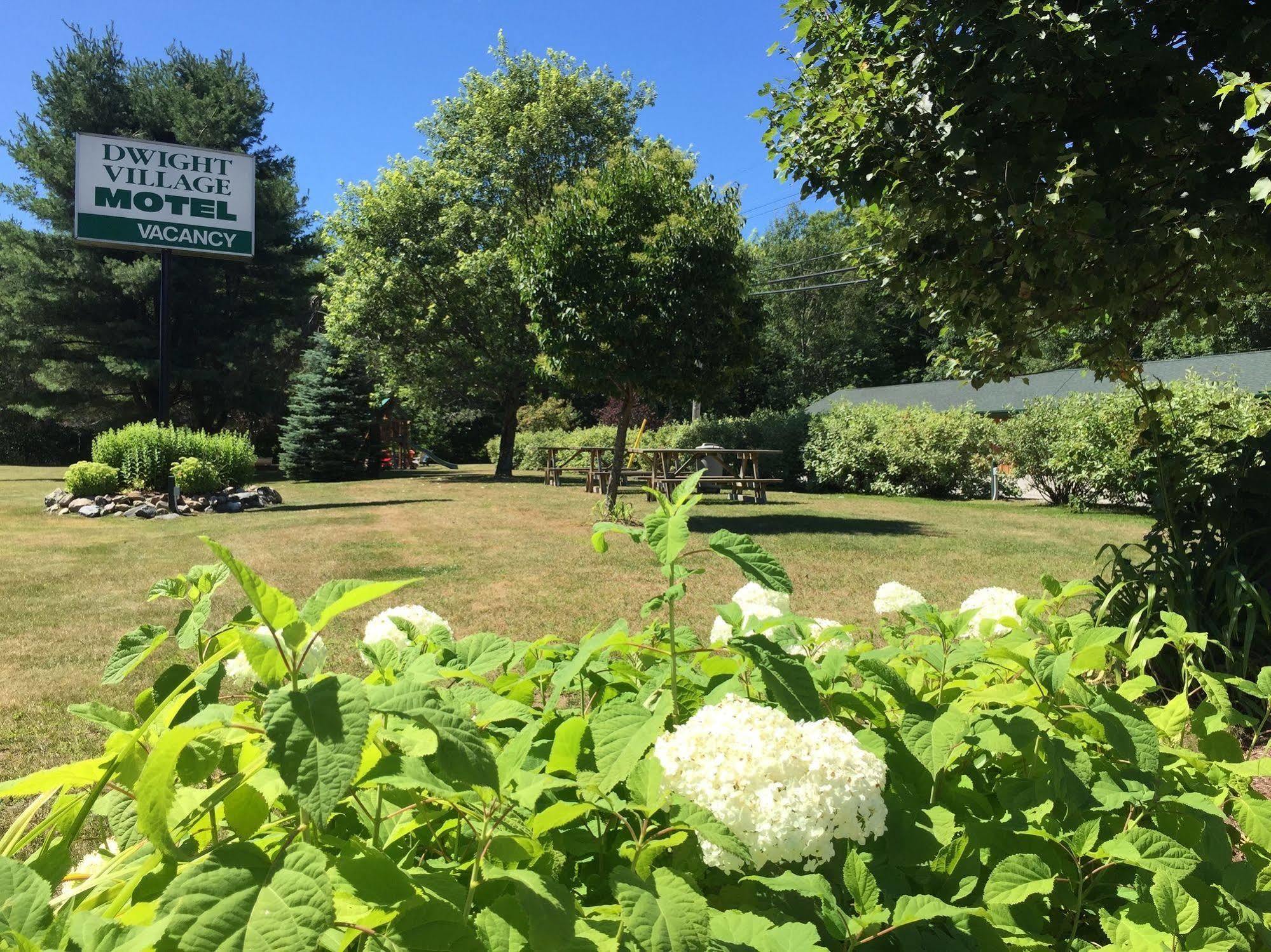 Dwight Village Motel Exterior photo